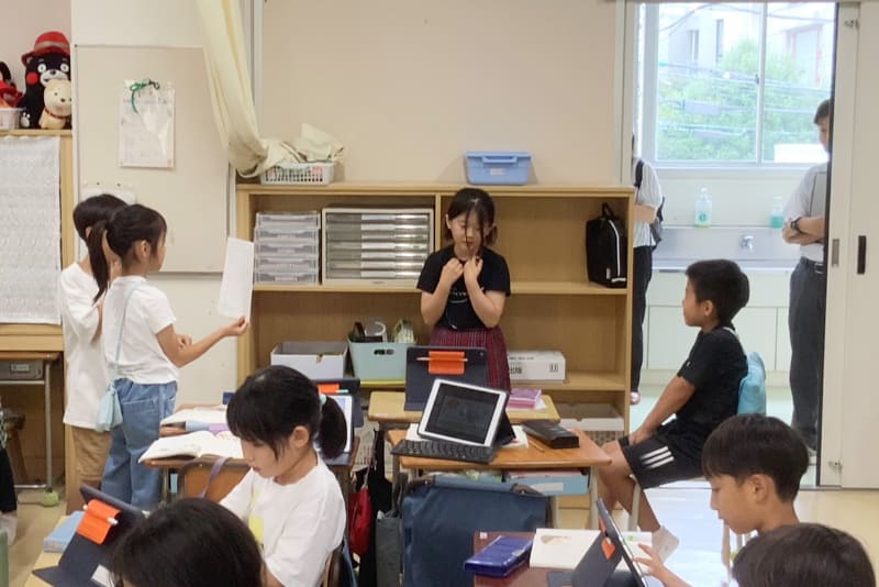 演じる子、カンペを見せる子、演技にアドバイスをする子、みんなで協力して動画を作りあげていく