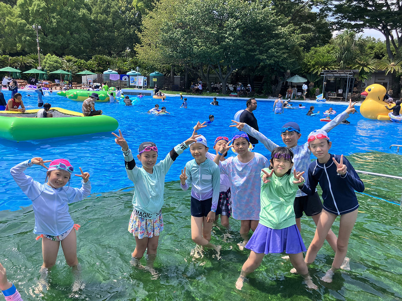 プールで遊ぶ子供たちの様子
