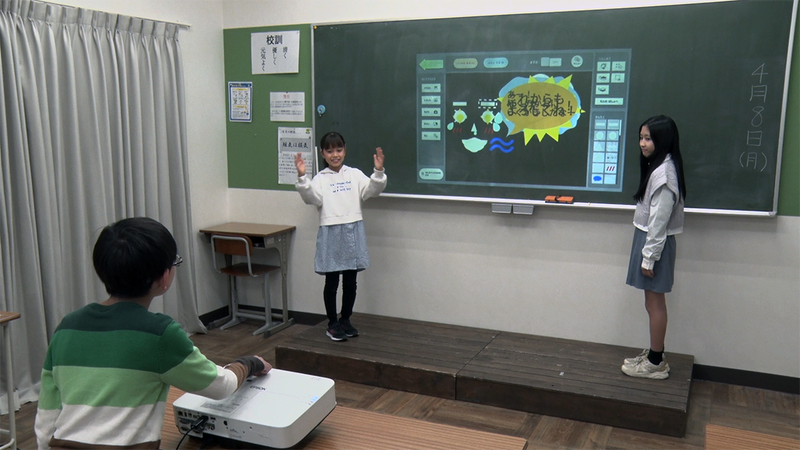 完成した作品をプロジェクターで投影