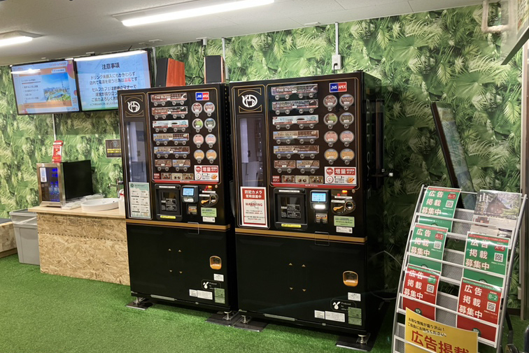 飲み物はセルフマシンで手軽に購入が可能