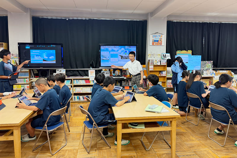 理科の授業中。図書室にテレビやプロジェクターを設置して一斉にデジタルポスターセッション