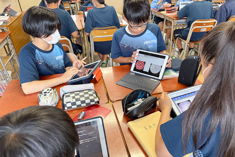 家庭科の授業。それぞれが調べてきたことを発表し合う