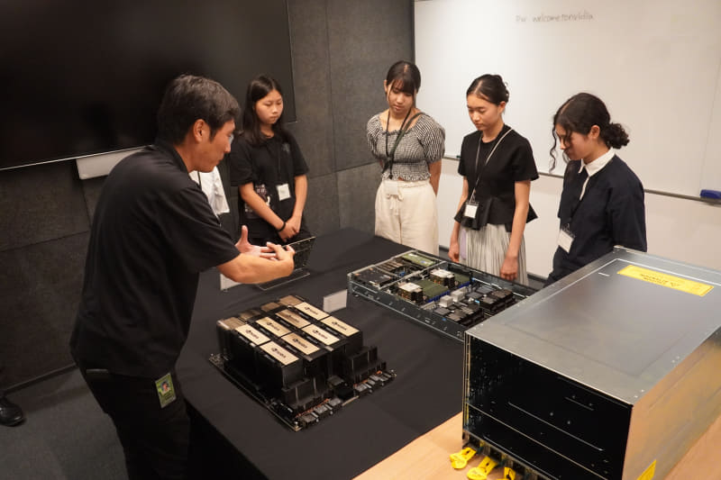 AIスーパーコンピュータ「NVIDIA DGX H200」の中身を解説中