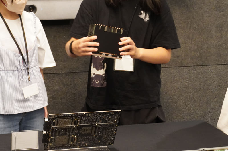 スーパーコンピュータのGPUを実際に持ってみる。放熱器もあってずっしり重い