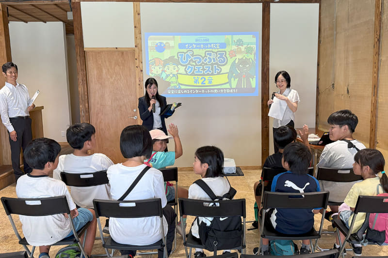 動画教材「びっぷるクエスト」を活用したインターネット教室の様子（熊本県玉名市）