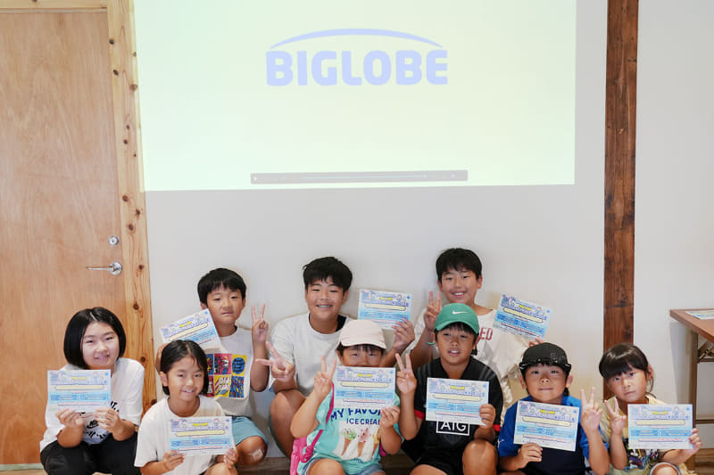 修了証を手にみんなで記念撮影