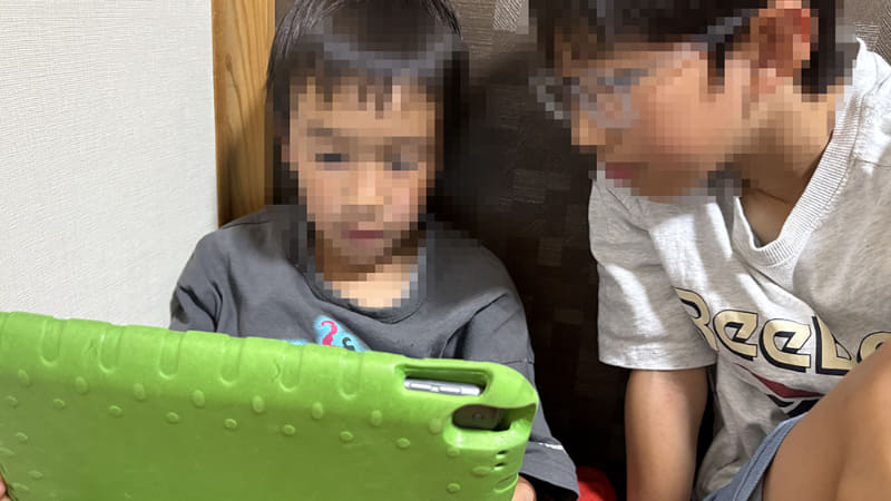 部屋の隅に集まり、動画・ゲームざんまいな兄弟。持ち時間が終わると、今度は相手の動画を一緒に観始めるという、謎の助け合いが発動する