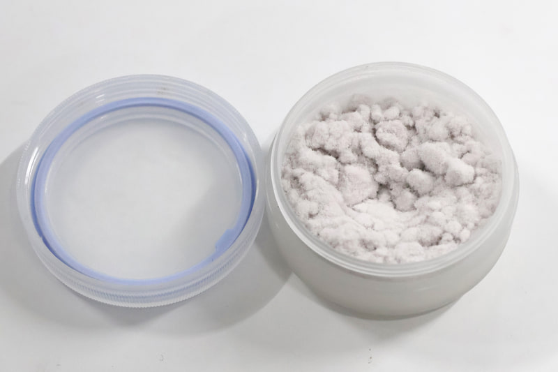 PaperLabで紙を衝撃力で細断し、繊維化された素材。綿のようなやわらかさがある