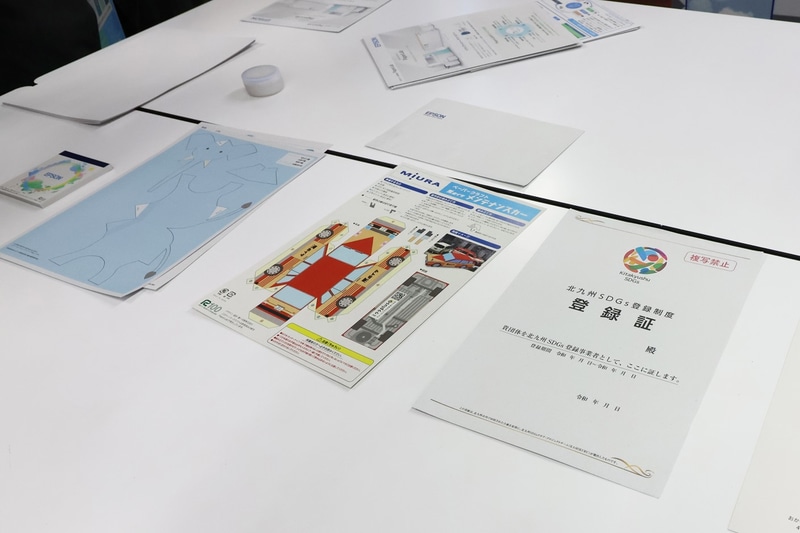 PaperLabで製紙された用紙で作られたサンプル。厚さが10段階選べるので、カード類からメモまで応用範囲も広い