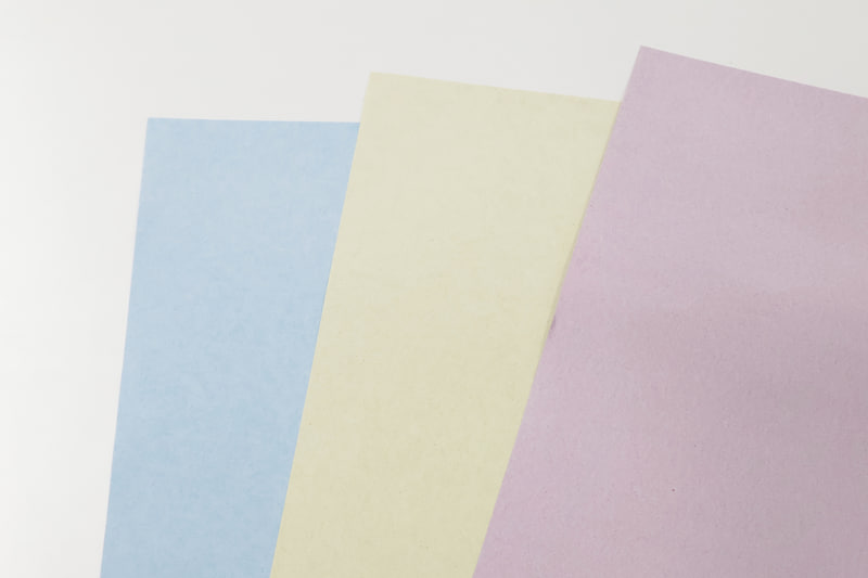 用紙の色はイエロー、シアン、マゼンタの結合素材の組み合わせで、約120通りの色紙ができる