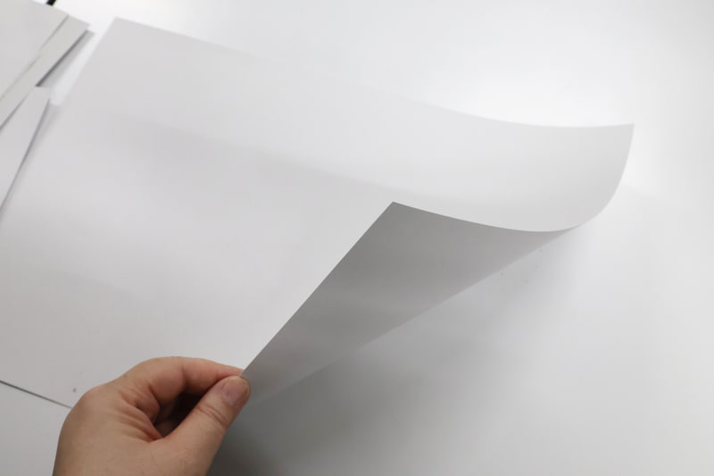 真っ白な用紙ではないが、和紙のような風合いも感じるしっかりした紙質で、表面はなめらか。卒業証書に使うという発想も納得できる