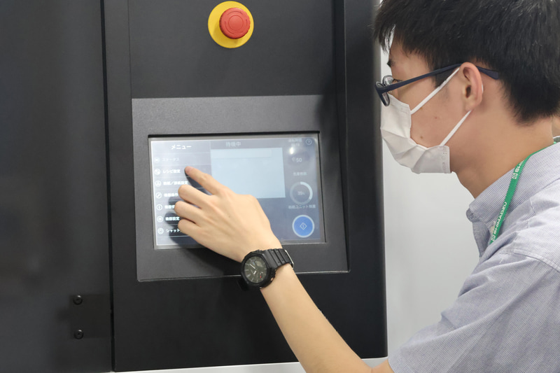 実際に生徒がPaperLabを操作し、用紙を成形