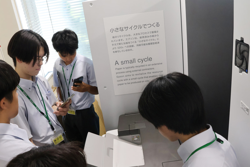 目の前で新しい紙になる様子を生徒たちがスマートフォンで熱心に録画。約16分で「新たな紙」が50枚ほどできあがる（※製紙する紙の厚さなどによって時間は変わる）