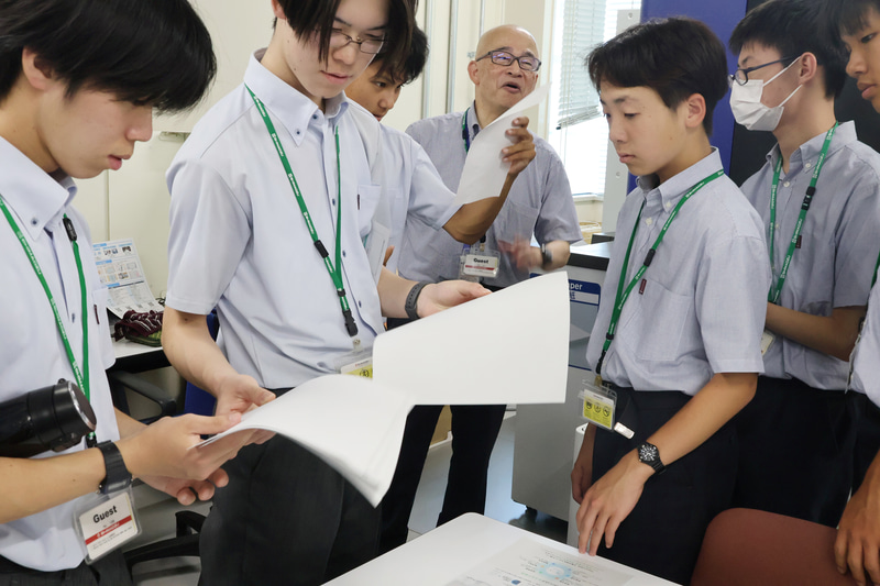 仕上がった様子を生徒たちで熱心に確認していた