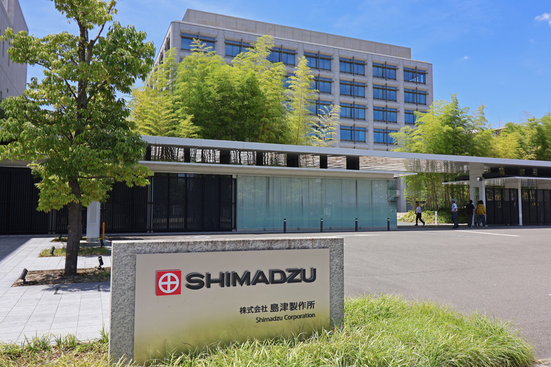 生徒たちが訪問した島津製作所 本社・三条工場（京都市中京区）