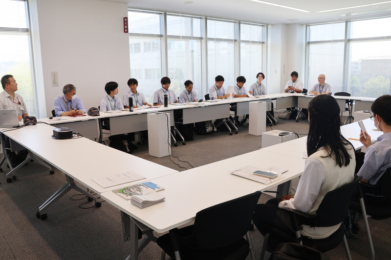 施設の見学後、生徒たちからの質疑応答を実施