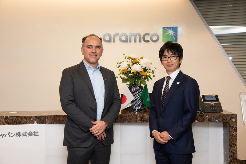 （左）アラムコ・アジア・ジャパン株式会社 代表取締役社長 ワリード・エム・ムラッド氏、（右）みんなのコード理事会長 利根川裕太氏