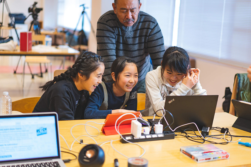 「最先端のデジタル・テクノロジーに触れながら自由に活動できる居場所」を無料で提供