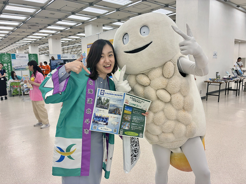 学校や地域の特色を生かしたコスチュームでアピールする出展者