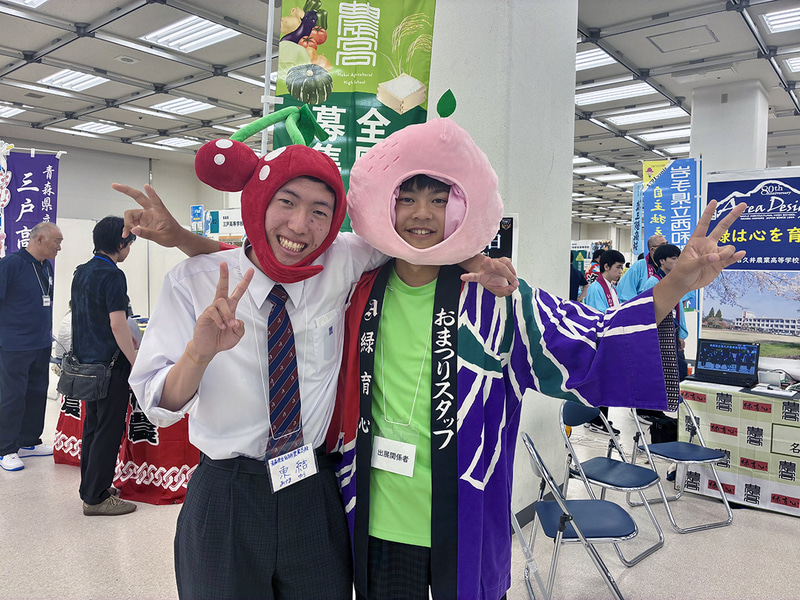 学校や地域の特色を生かしたコスチュームでアピールする出展者
