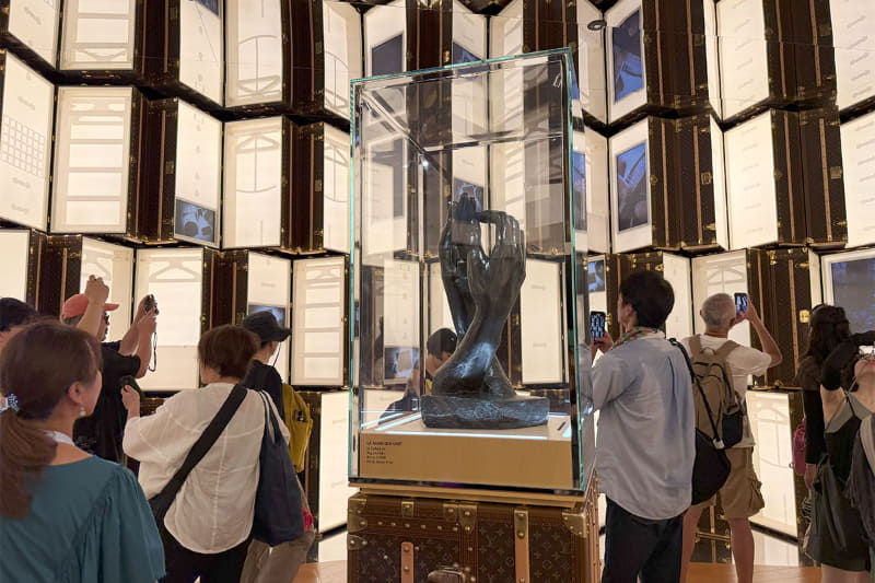 ブランドを象徴するワードローブトランクが、床から天井まで積み重ねられている