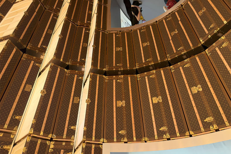 トランクを開けると、靴やジュエリー、時計、香水の製造工程を紹介する映像が現れる演出