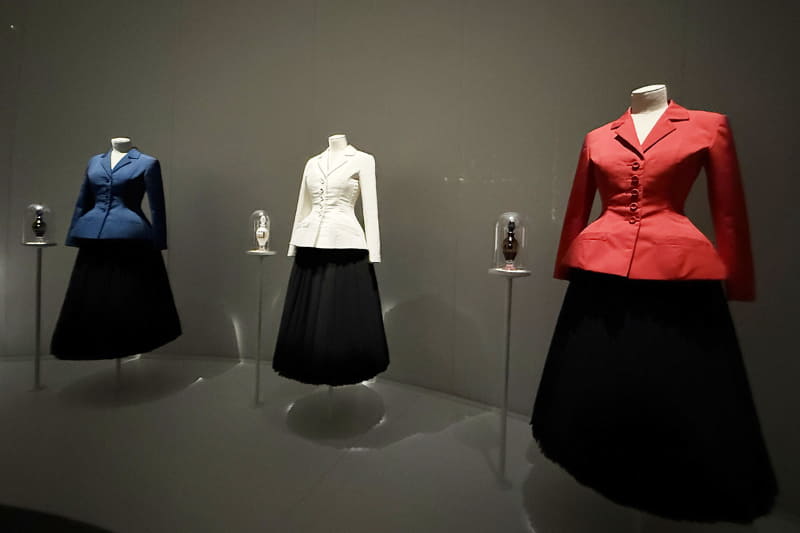 青・白・赤の順に並んだアイコニックなスーツ