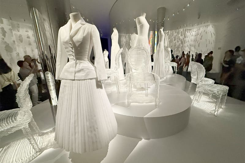 美しいシルエットのスーツやドレスと、クリスタルの椅子のコントラストが見事