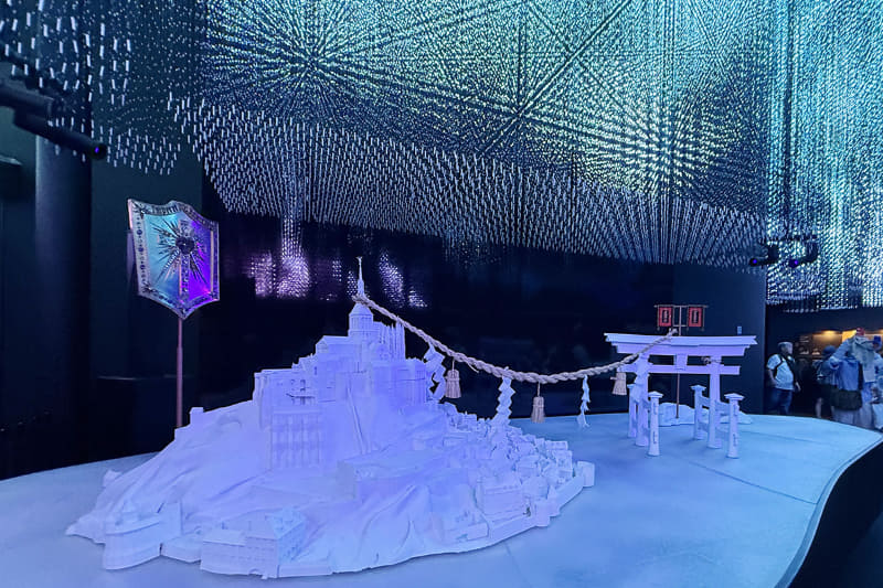 世界遺産「モン・サン・ミシェル」と「厳島神社（広島）」の共演。フランスのモン・サン＝ミッシェル市と広島県廿日市市は、2009年に観光友好都市提携を結んでいる