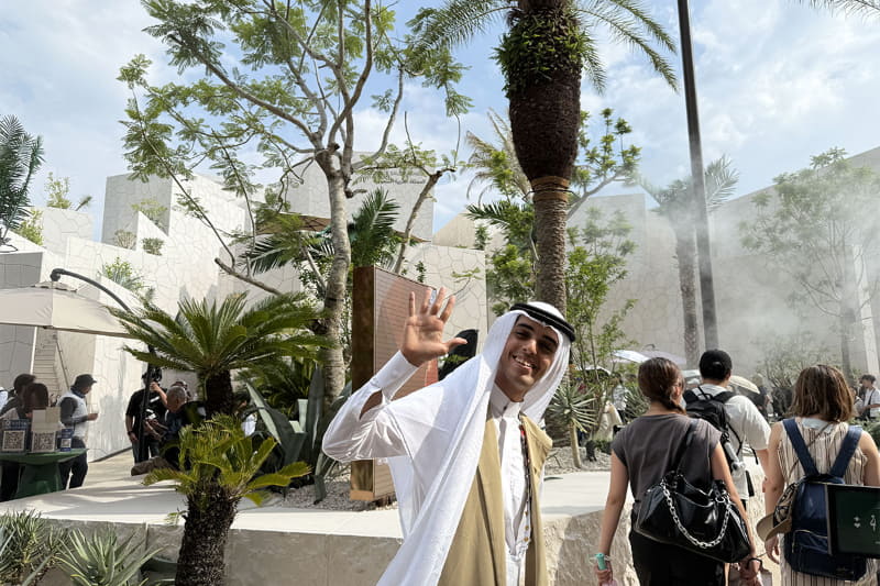 日本語堪能なサウジアラビア館のスタッフが、にこやかにお出迎え