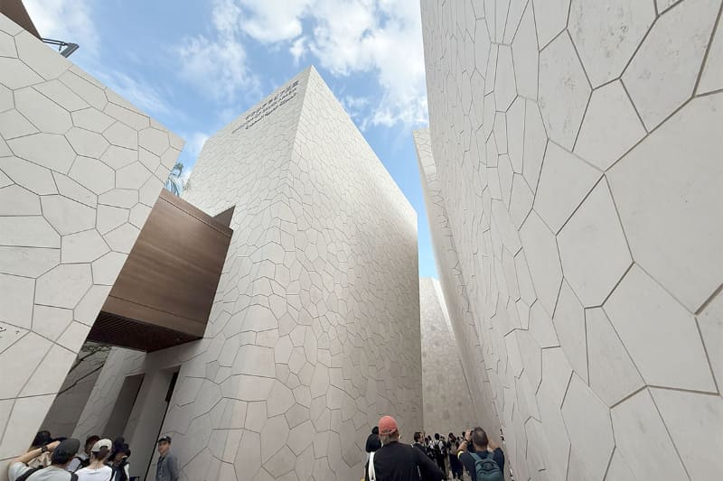 細い通路を抜けて展示エリアを巡る、冒険の始まり