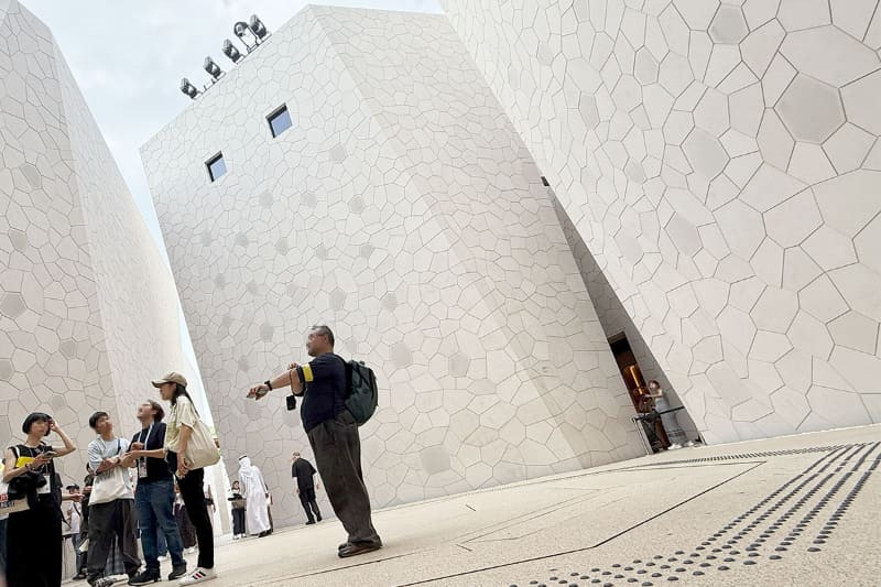 サウジ広場の中央は、床がせりあがってステージになる