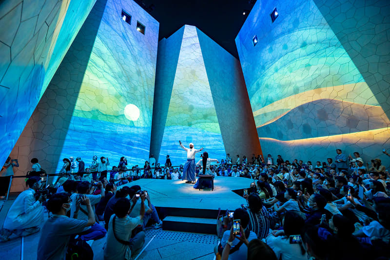 「サウジ広場」で行われるナイトショー「水の物語」（公式写真より）