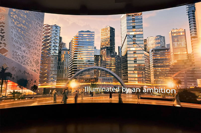 臨場感あふれる大スクリーンで、未来の都市計画に魅せられる