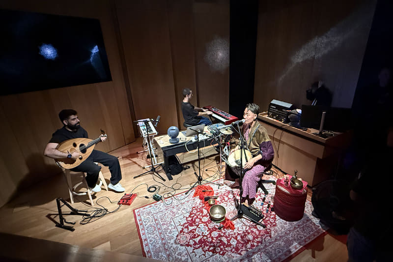 めずらしい伝統楽器の生演奏に感動！「床に敷かれた絨毯はさぞや高級なのだろう…」と考えてしまう主婦目線と共に