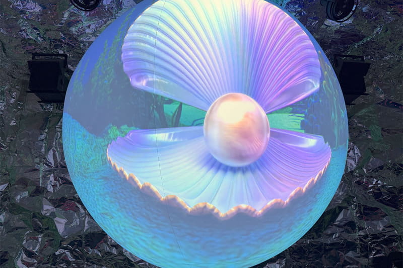 光る真珠の形をした球体スクリーンのショーで始まるクウェート館