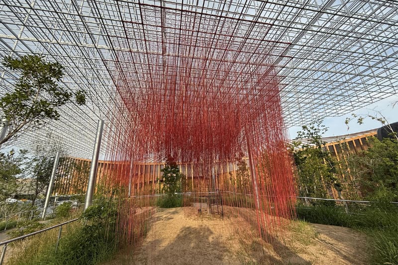 グリッド状のキャノピーがアート作品を包み込む