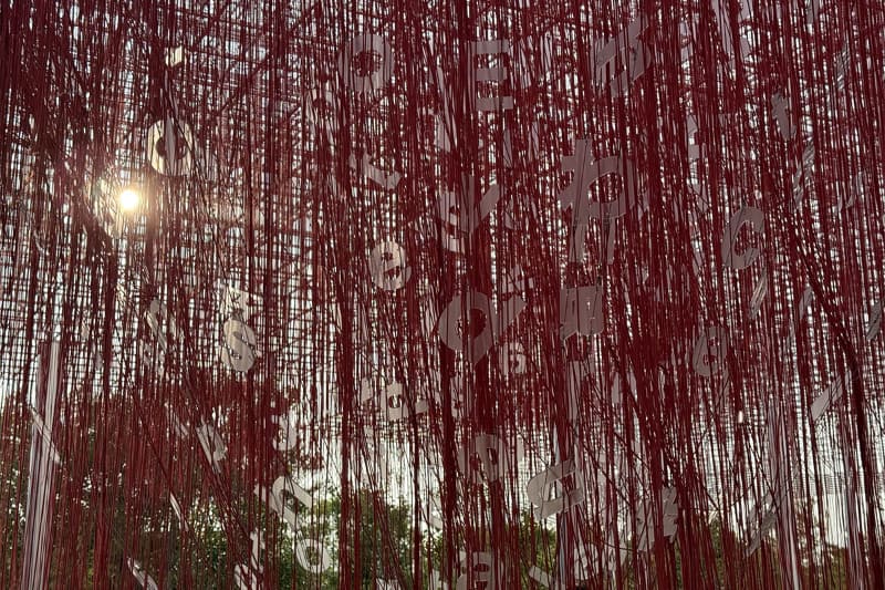 「人と人との共鳴」をテーマにした「言葉の丘」（塩田千春）。赤い糸で愛や繋がり、生命の力強さを表現している。作品内の白い文字が夕日に照らされ美しかった