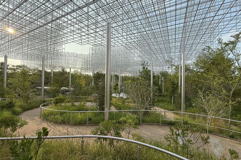 「人と世界の共鳴」をテーマにした「Counter Voice Networl – Expo2025」（宮島達男）。一見するとなだらかなスロープが続く散歩道だが、進んでいくと左右から世界の言語で「9、8、7…」とカウントダウンが鳴り響く