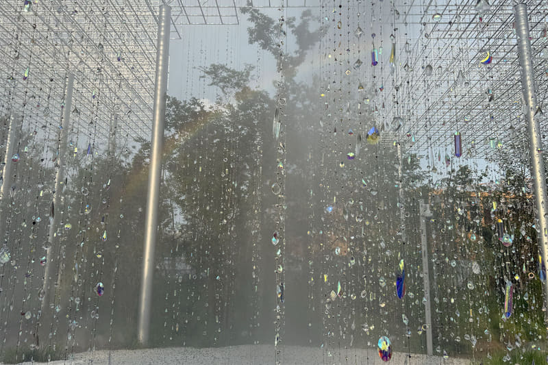 「人と未来の共鳴」をテーマにした「Embracing Diversity 最大多様の最大幸福」（宮田裕章 with EiM）。約400本の繊細なワイヤーが張られ、それぞれにサンキャッチャーが取り付けられている。この日は天候に恵まれ、虹が広がる様子を楽しむことができた