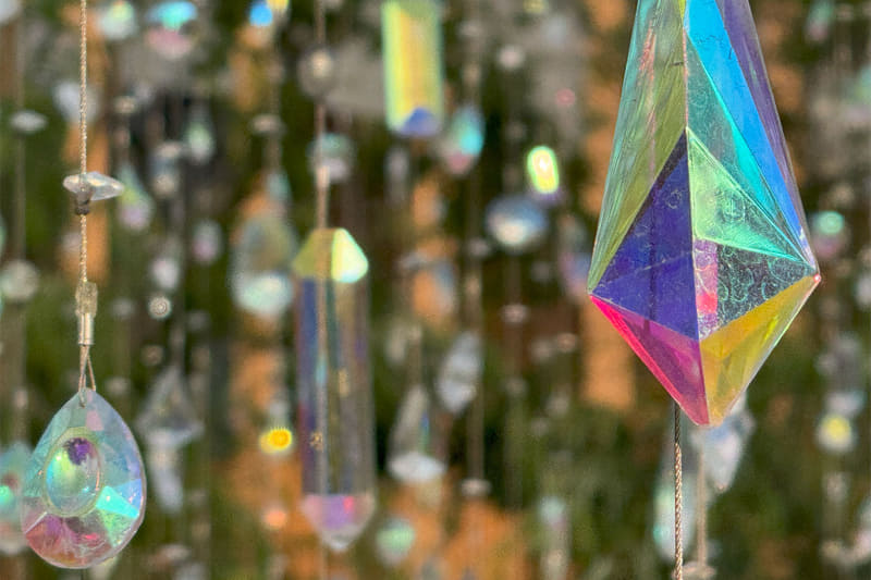 「人と未来の共鳴」をテーマにした「Embracing Diversity 最大多様の最大幸福」（宮田裕章 with EiM）。約400本の繊細なワイヤーが張られ、それぞれにサンキャッチャーが取り付けられている。この日は天候に恵まれ、虹が広がる様子を楽しむことができた