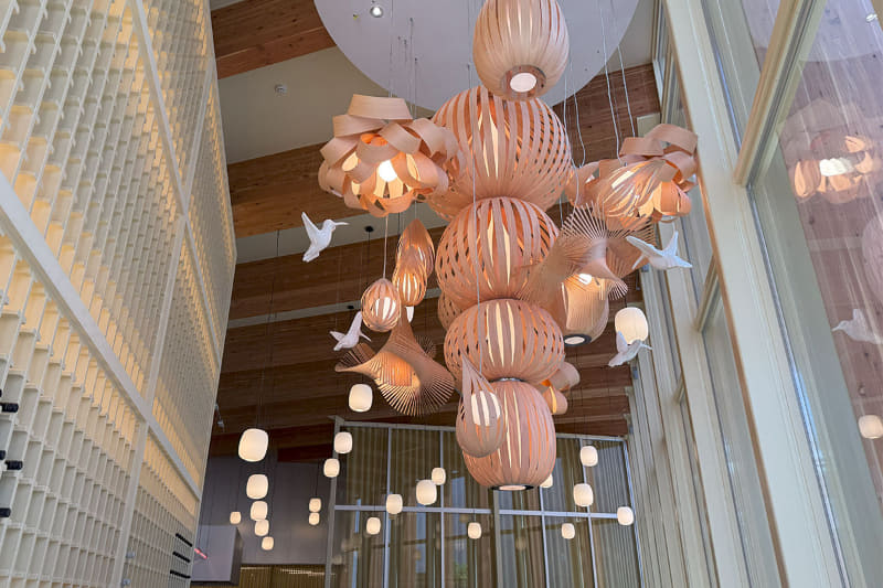 レストランは、木材とタイルを組み合わせた温かみのある内装