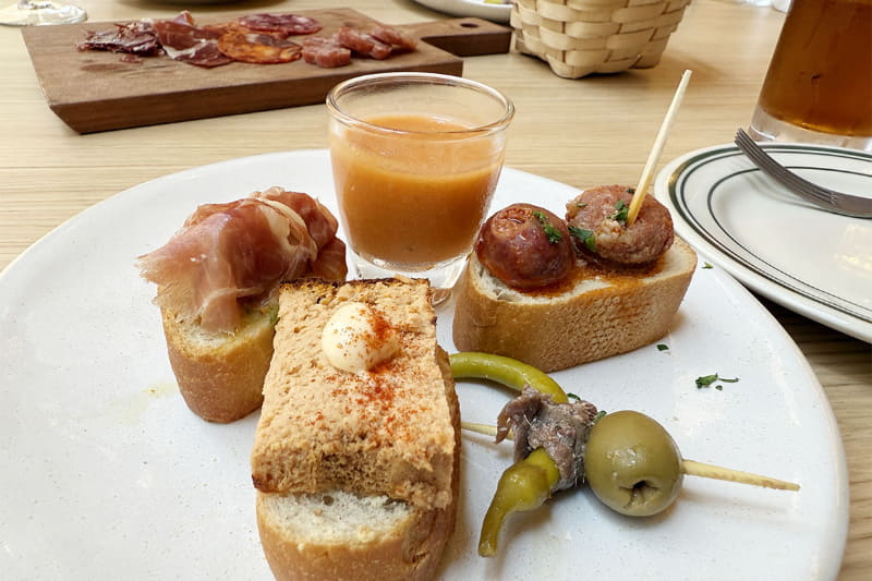 ピンチョスやチーズケーキを堪能した