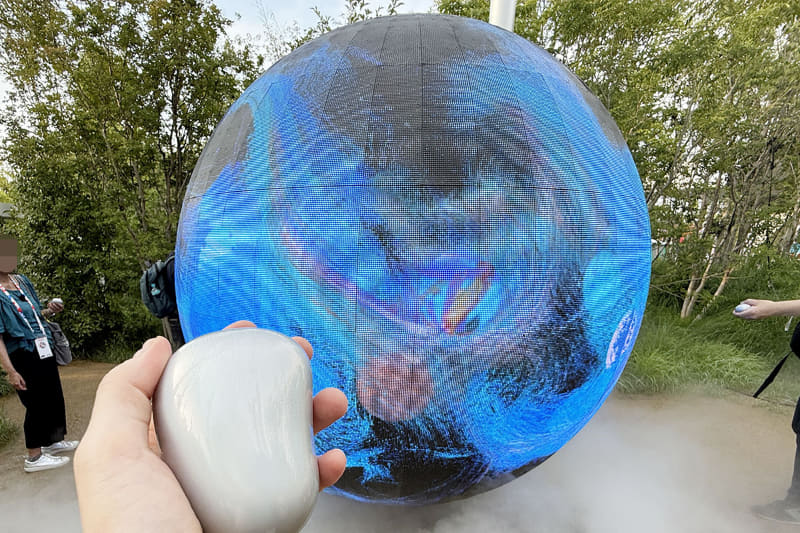 アート作品を見て、アプリに入力したみんなの「いいね」が球体の色となって反映される。筆者が参加したときは、「健康とウェルビーイング」を表す青色に変化した
