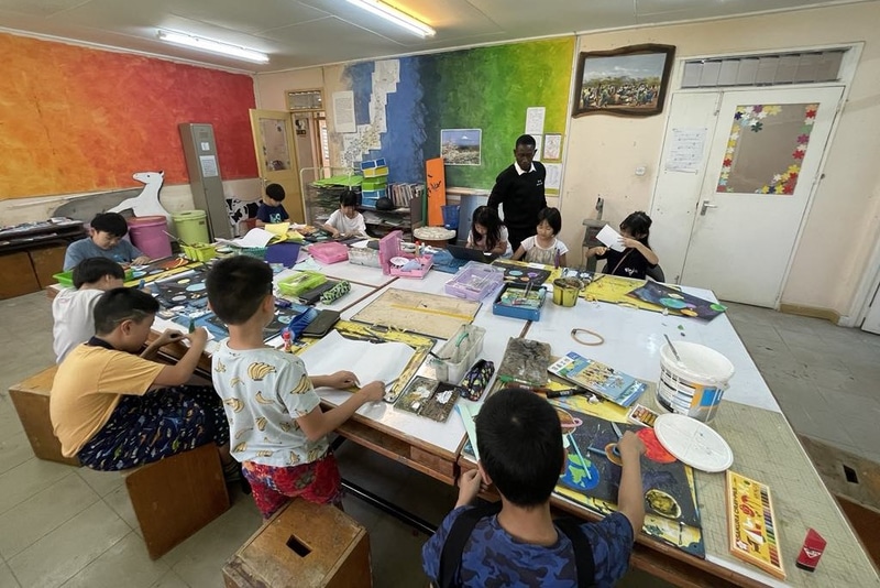 オールイングリッシュ図工(美術)の授業（写真提供：著者）