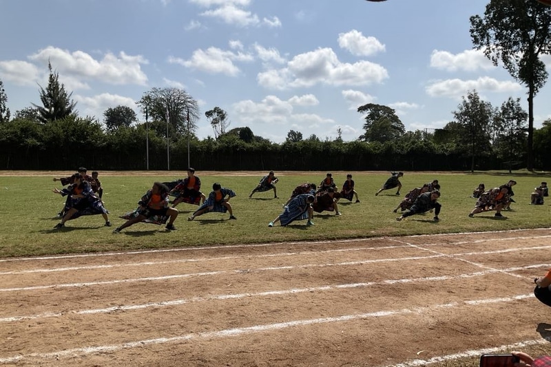 ナイロビ日本人学校の校庭でソーラン節（写真提供：著者）