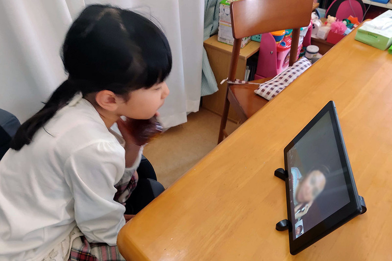 家庭でもさまざまなデジタル機器を使う子供たち（画像：編集部提供）