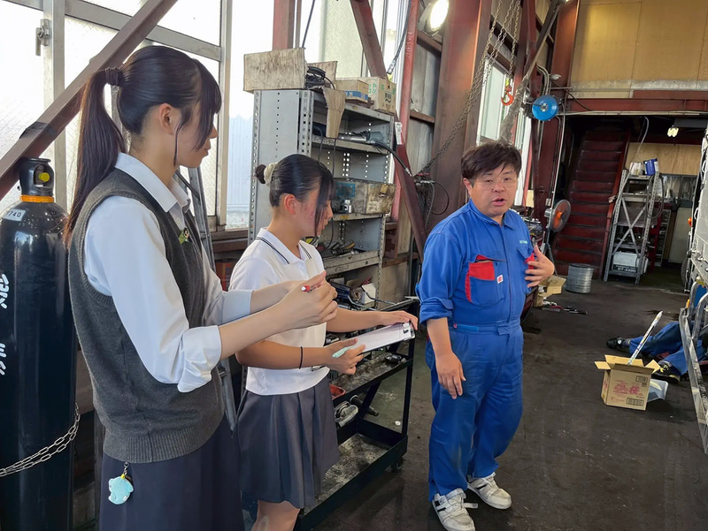 車の整備工場を見学