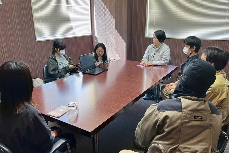 「鉄を使ったものづくり」のアイデア出しや製作を体験し、従業員の前でプレゼン