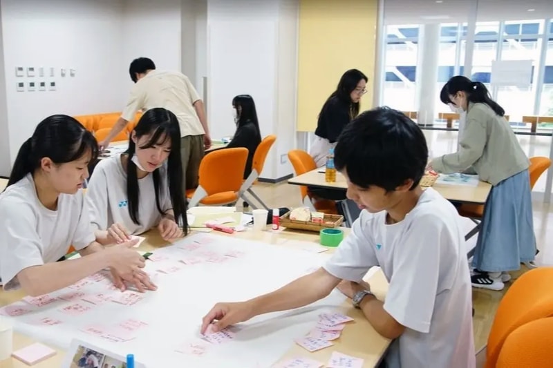 仲間でアイデアを出し合い